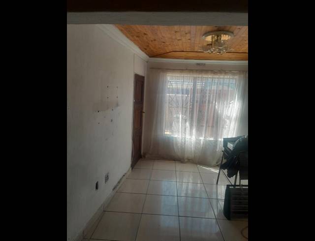 2 BEDROOM HOUSE FOR SALE IN MEADOWLANDS WEST